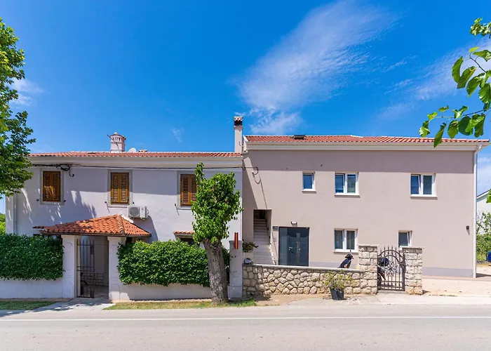 New 4 Star Apartment M&A In Town Cres