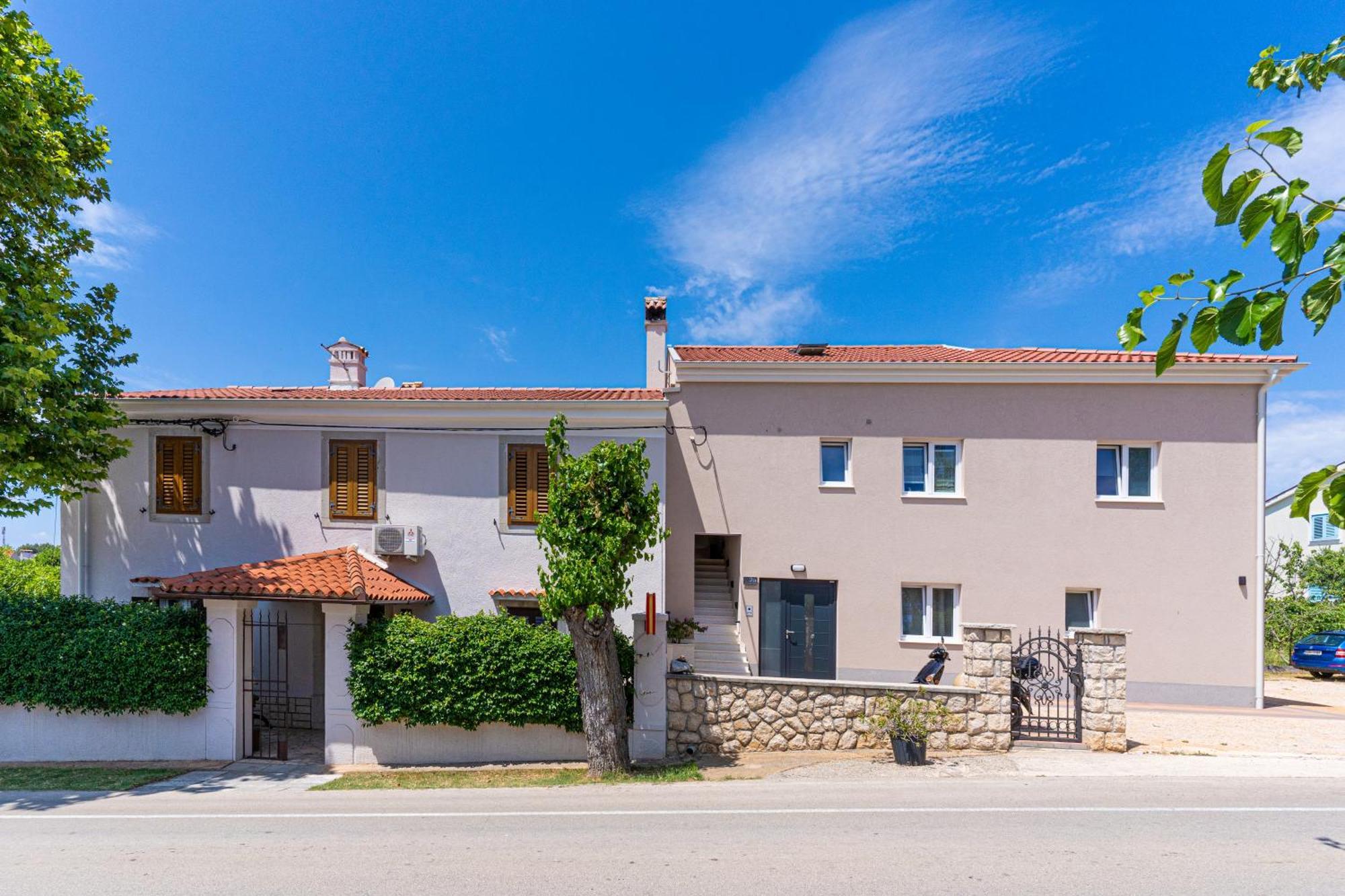 New 4 Star M&a In Town Apartment Cres